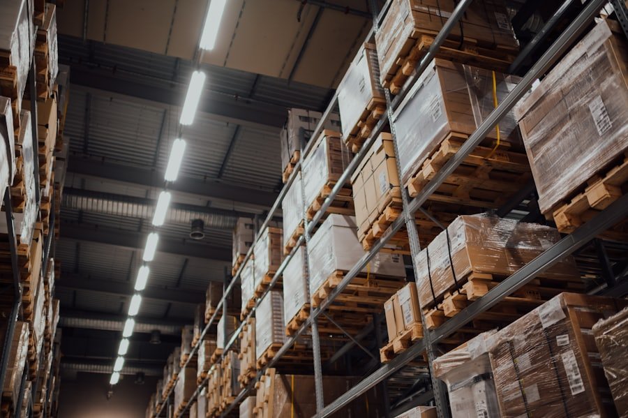 Cartons rangés sur des étagères d'entrepôt