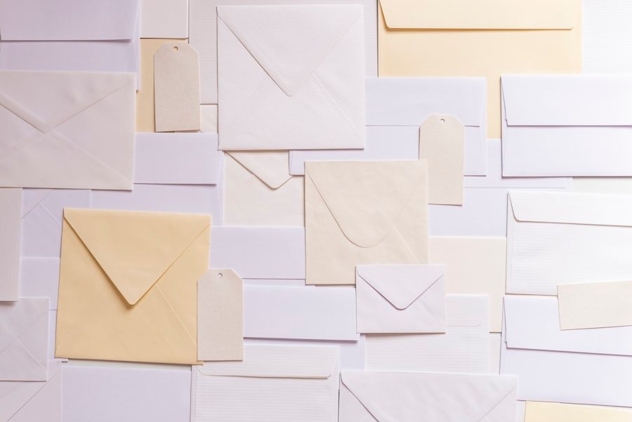 Enveloppes de courrier empilées
