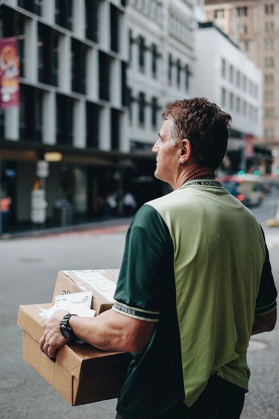 Employé portant des cartons dans un point relais